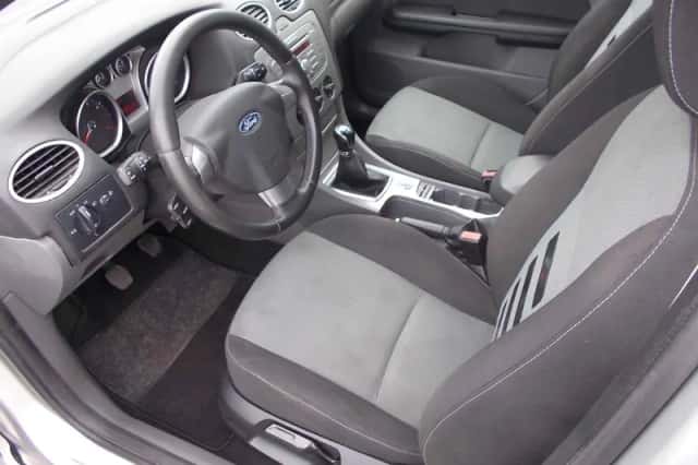 Ford Focus (2010) thumbnail 3