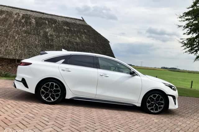 Kia Proceed (2023) thumbnail 2
