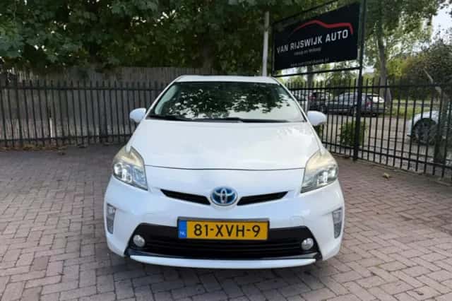 Toyota Prius (2012) thumbnail 2
