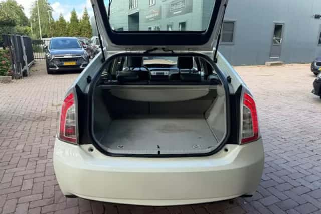 Toyota Prius (2012) thumbnail 6