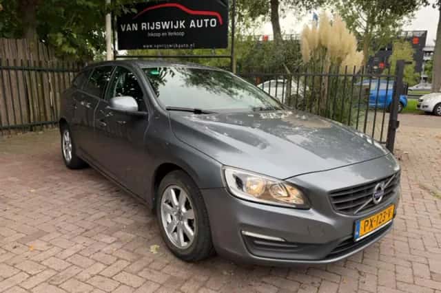 Volvo V60 (2017) thumbnail 1