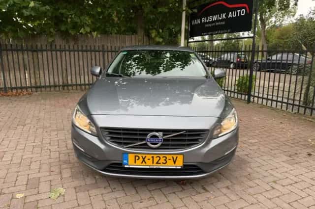 Volvo V60 (2017) thumbnail 2