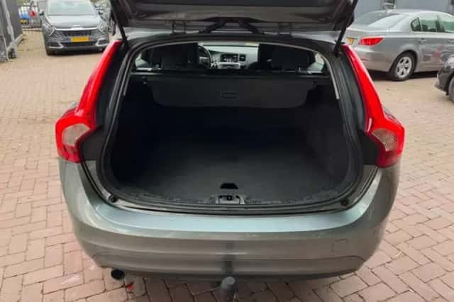 Volvo V60 (2017) thumbnail 5