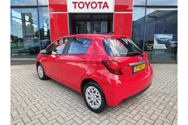Toyota Yaris (2016) thumbnail 3
