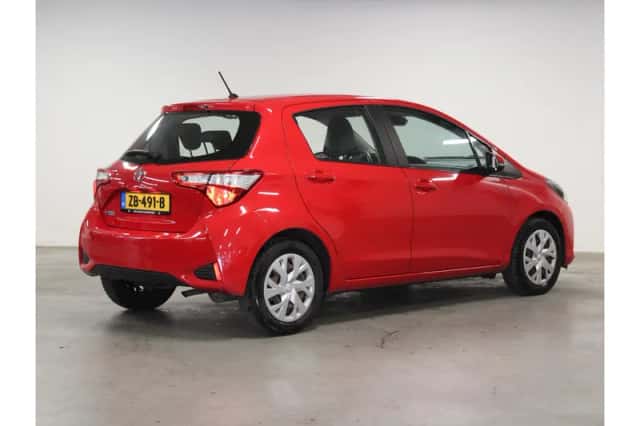 Toyota Yaris (2019) thumbnail 3