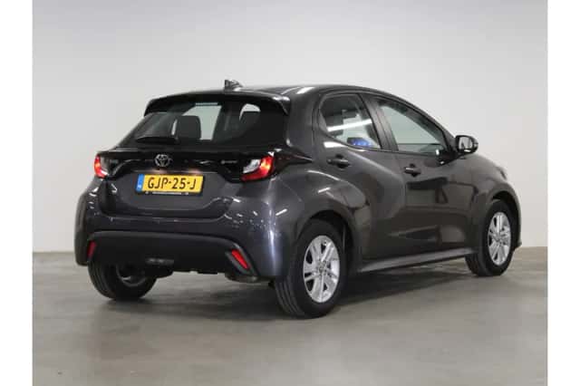 Toyota Yaris (2024) thumbnail 3
