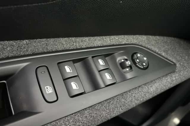 Peugeot 3008 (2023) thumbnail 5