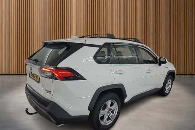 Toyota RAV4 (2021) thumbnail 2