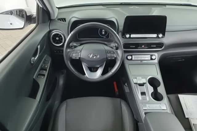 Hyundai Kona (2022) thumbnail 3
