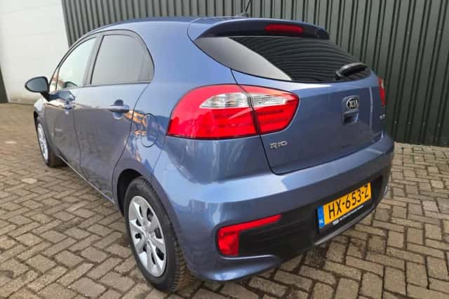 Kia Rio (2016) thumbnail 4