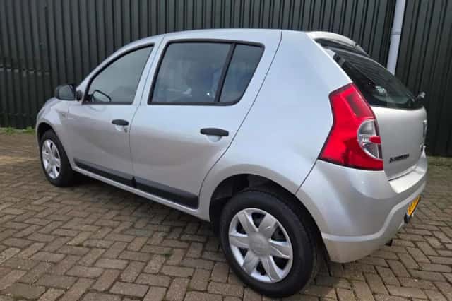 Dacia Sandero (2011) thumbnail 3