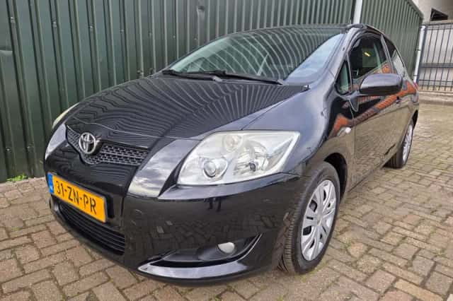 Toyota Auris (2008) thumbnail 1