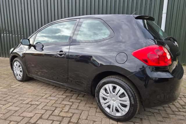 Toyota Auris (2008) thumbnail 3