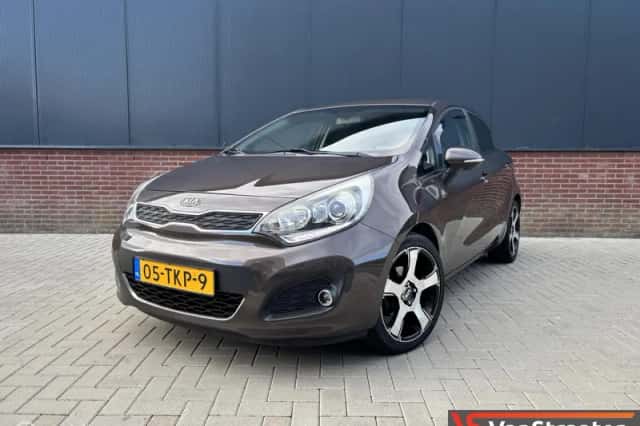 Kia Rio (2012) thumbnail 3