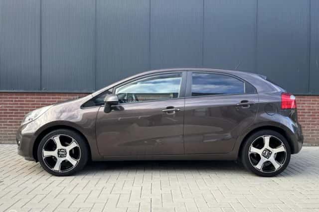 Kia Rio (2012) thumbnail 4