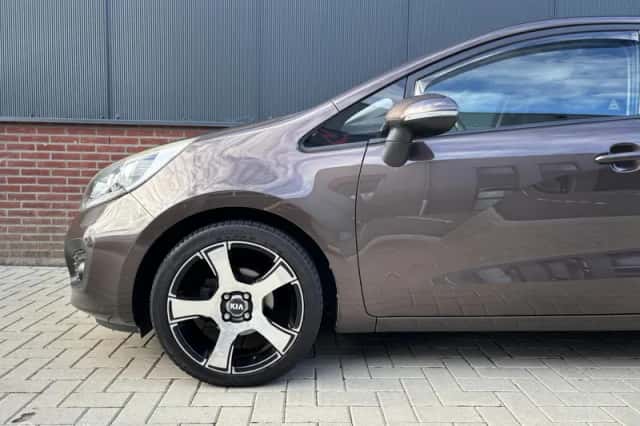 Kia Rio (2012) thumbnail 5