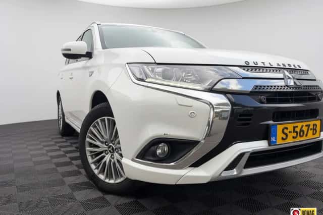 Mitsubishi Outlander (2019) thumbnail 2