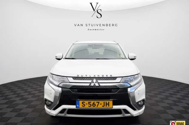 Mitsubishi Outlander (2019) thumbnail 3