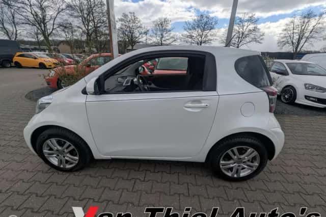 Toyota iQ (2009) thumbnail 2