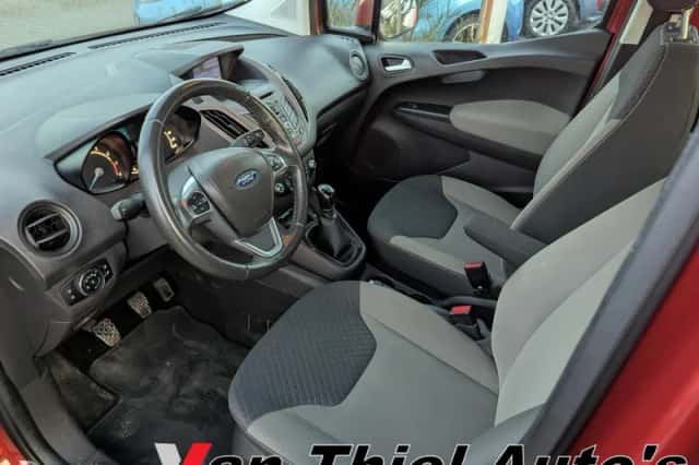 Ford Tourneo Courier (2015) thumbnail 5