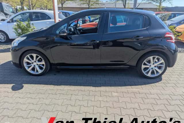 Peugeot 208 (2012) thumbnail 2