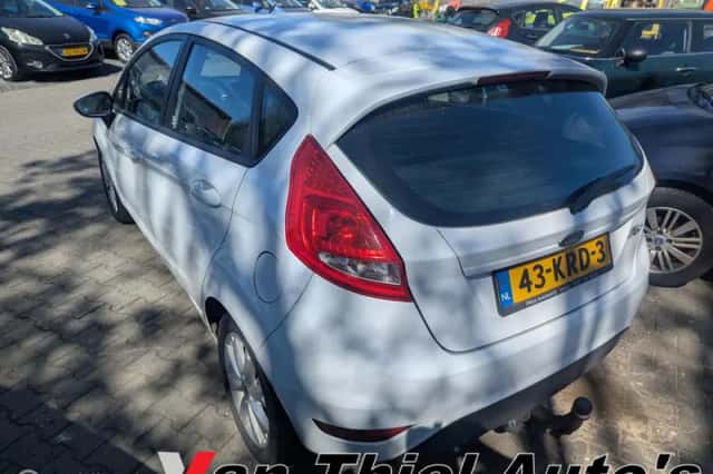 Ford Fiesta (2010) thumbnail 2