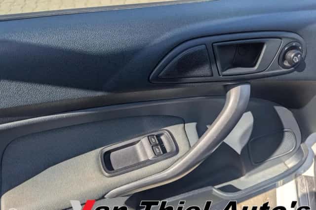 Ford Fiesta (2010) thumbnail 6
