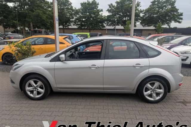 Ford Focus (2010) thumbnail 2