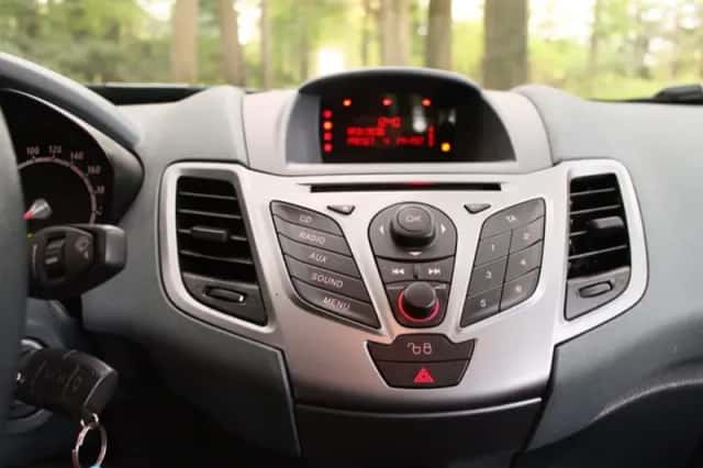 Ford Fiesta (2010) thumbnail 4