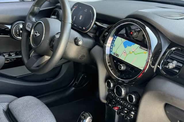 MINI Cooper (2023) thumbnail 4