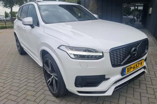 Volvo XC90 (2016) thumbnail 2