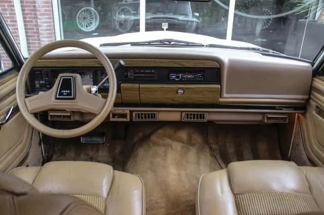 Jeep Wagoneer (1979) thumbnail 2
