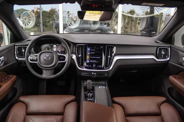Volvo V60 (2021) thumbnail 2