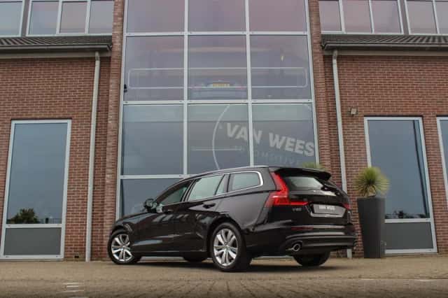 Volvo V60 (2021) thumbnail 3
