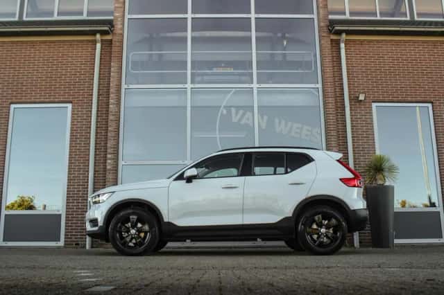 Volvo XC40 (2021) thumbnail 3