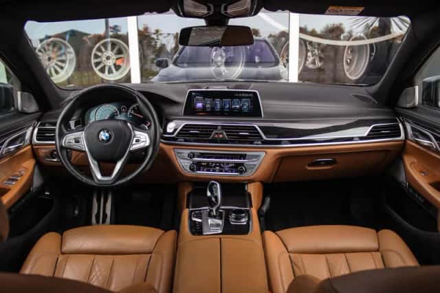 BMW 7-Serie (2015) thumbnail 2