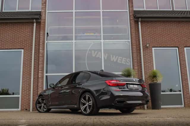 BMW 7-Serie (2015) thumbnail 3