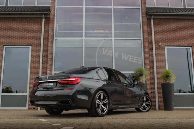 BMW 7-Serie (2015) thumbnail 4