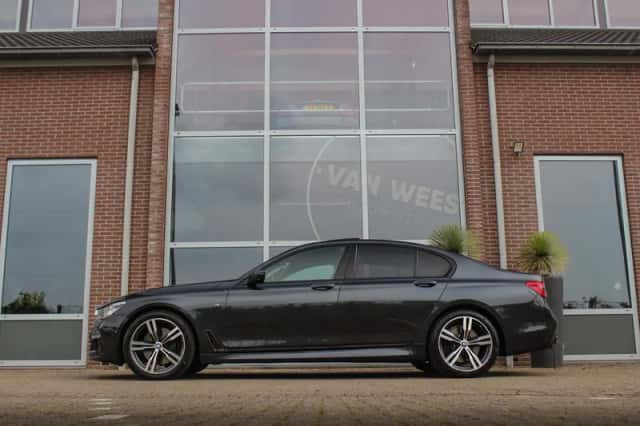 BMW 7-Serie (2015) thumbnail 5