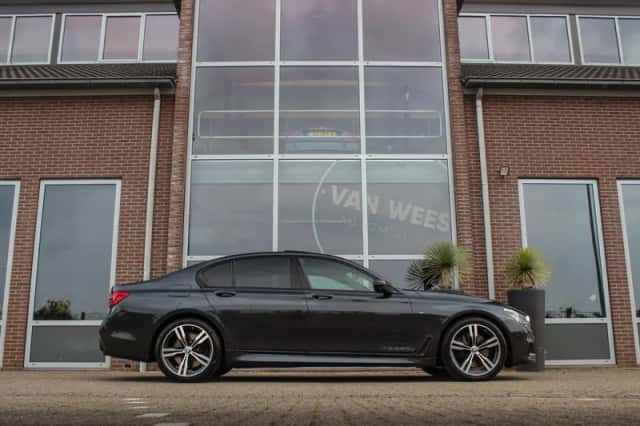 BMW 7-Serie (2015) thumbnail 6