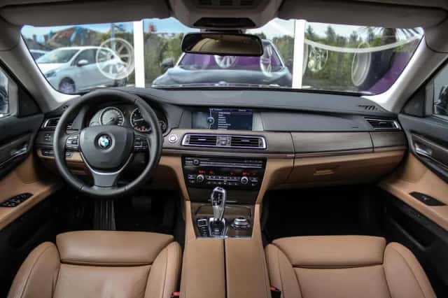 BMW 7-Serie (2009) thumbnail 2