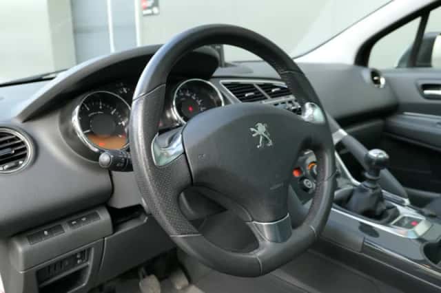 Peugeot 3008 (2016) thumbnail 4