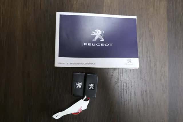 Peugeot 3008 (2016) thumbnail 6