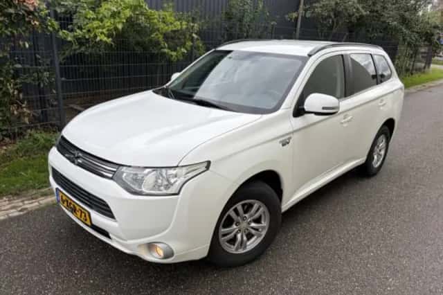 Mitsubishi Outlander (2014) thumbnail 2