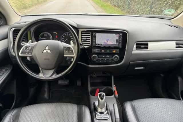 Mitsubishi Outlander (2014) thumbnail 3
