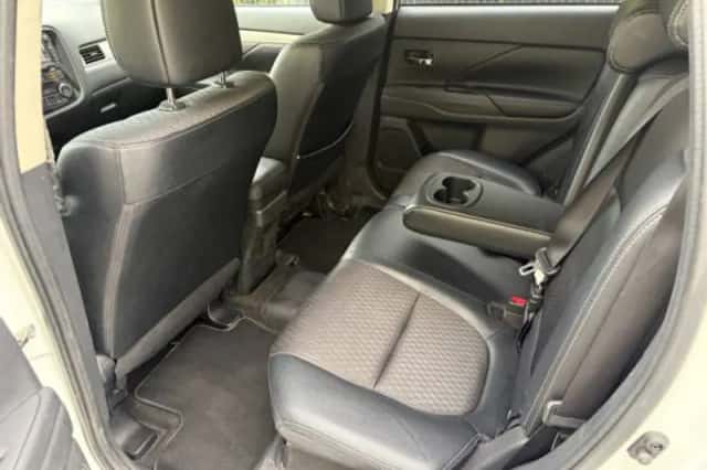 Mitsubishi Outlander (2014) thumbnail 4