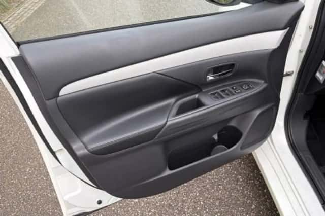 Mitsubishi Outlander (2014) thumbnail 6