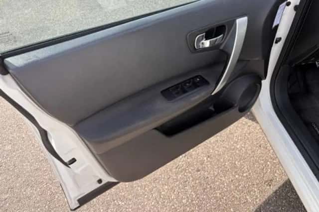 Nissan Qashqai (2011) thumbnail 6