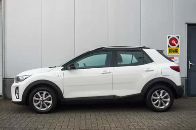 Kia Stonic (2021) thumbnail 3
