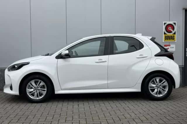 Toyota Yaris (2024) thumbnail 3